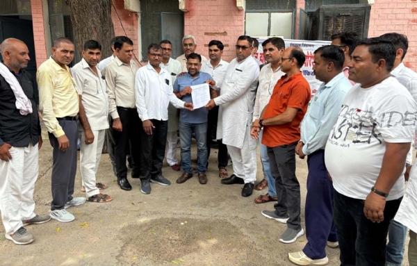 गेट मीटिंग के बाद कार्यकारी अभियंता को ज्ञापन सौंपते यूनियन पदाधिकारी।