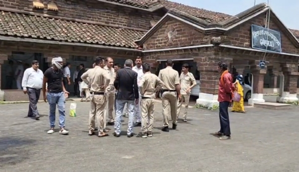 कोर्ट परिसर में युवक ने  हाथ की नस काटी आत्महत्या की कोशिश