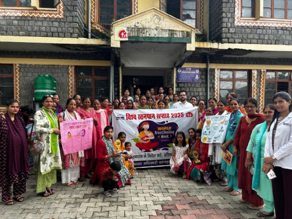 स्तनपान सप्ताह केदौरान आयोजित कार्यक्रम में मौजूद महिलाएं।
