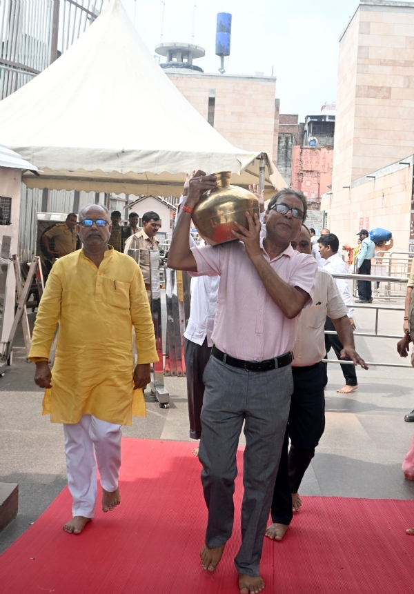 श्री काशी विश्वनाथ दरबार में संगम त्रिवेणी का जल लेकर आते श्रद्धालु