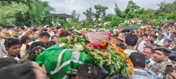 श्मशान घाट पर लगी भीड़