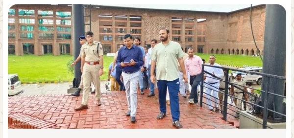 कार्यक्रम का जायजा लेते अधिकारी