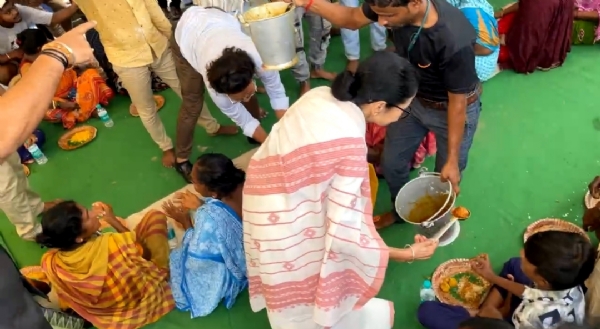 अपने हाथों से खाना परोसते हुए ममता बनर्जी