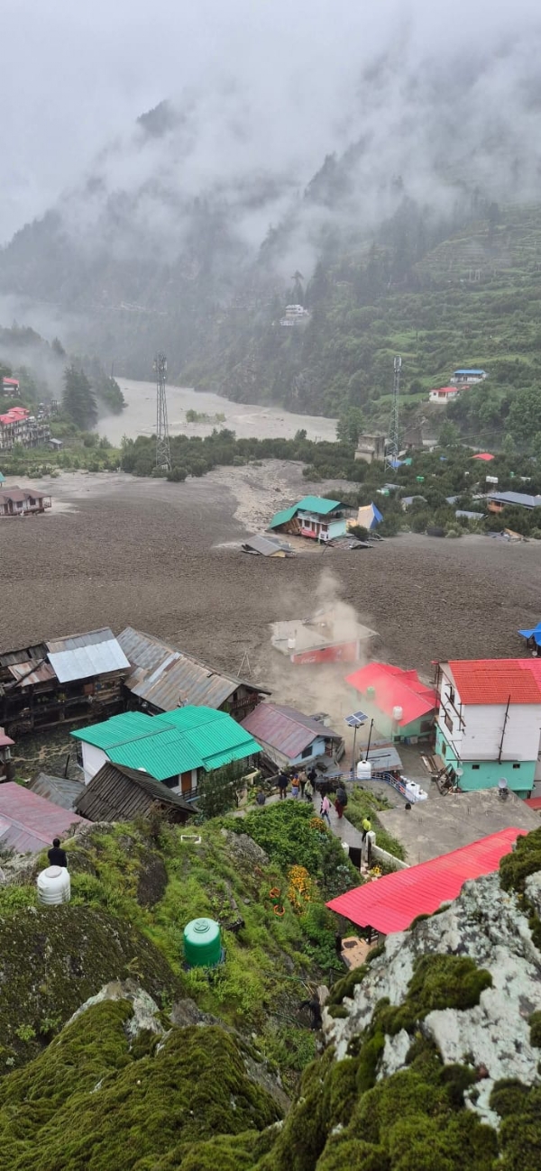 बाढ़ के बाद मलबे से पटा धराली बाजार।