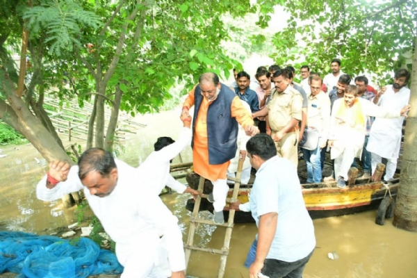 बाढ़ पीड़ितों से मिलते मंत्री दयाशंकर सिंह