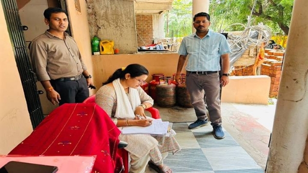 इंदौर में रिहायशी क्षेत्र में अवैध रिफिलिंग पर कार्रवाई