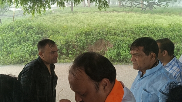 बाढ़ का जायजा लेते मंत्री