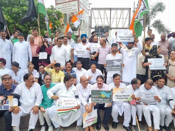 विराेध परदरशन में भाग लेते हुए कांगरेस के नेता