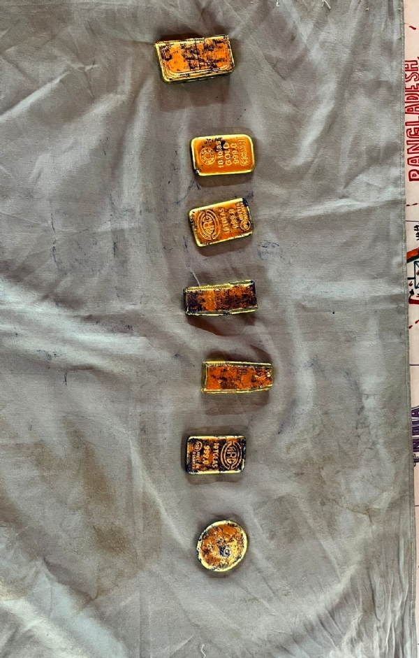 बरामद सोना और गिरफ्तार तस्कर