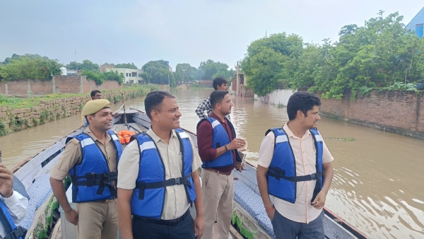 वाराणसी में बाढ़  प्रभावित क्षेत्र में कमिश्नर