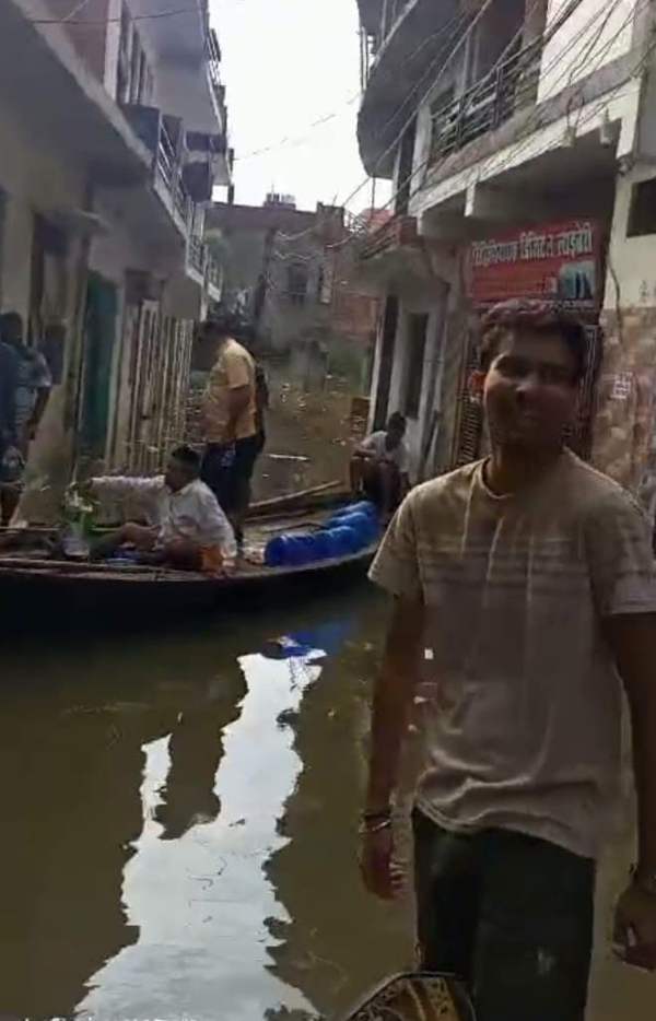 प्रयागराज में बाढ़ पीड़ितों को खाद्य सामाग्री वितरित करते हुए राष्ट्रीय स्वयंसेवक संघ के स्वयंसेवकों का छाया चित्र