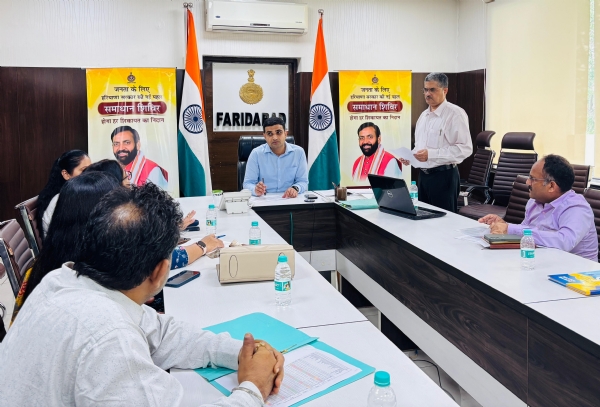 अधिकारियों की बैठक लेते डीसी विक्रम सिंह