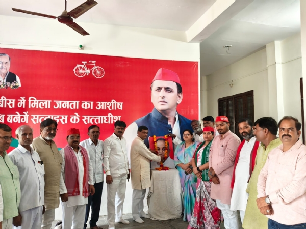 चित्र पर फूल अर्पित करते हुए समाजवादी के नेता व कार्यकर्ता  है