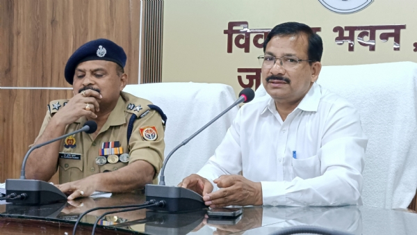 प्रेस वार्ता करते डीएम व एसपी