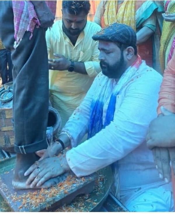 पांव पखारकर हिन्दू धर्म में वापसी कराते  प्रबल प्रताप सिंह जूदेव