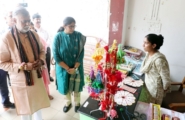मंत्री पटेल ने स्टॉल भ्रमण कर देखे समूहों की दीदियों के उत्पाद