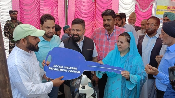सकीना इत्तू ने पुंछ में दिव्यांगजनों को मोटर चालित तिपहिया साइकिलें कीं वितरित