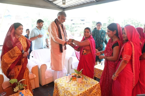 समूहों की दीदियों ने मंत्री पटेल को राखी भी बांधी