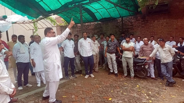 ऑनलाइन ट्रांसफर पॉलिसी के खिलाफ प्रदर्शन करते यूनिट नंबर दो के बिजली कर्मचारी।