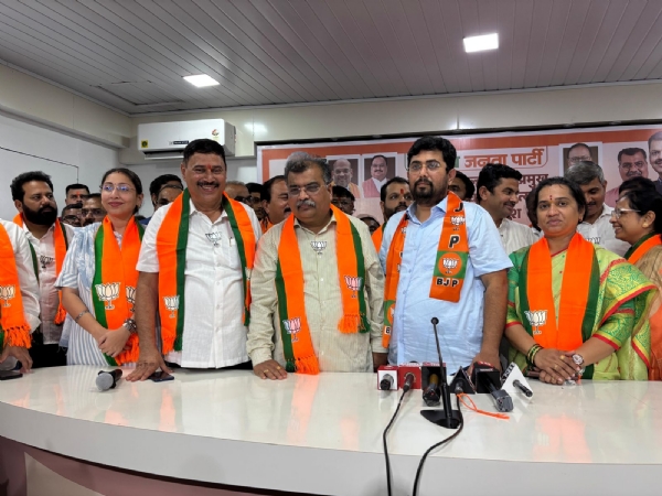 भाजपा में पक्ष प्रवेश करते शिवसेना उद्धव गुट के नेता।