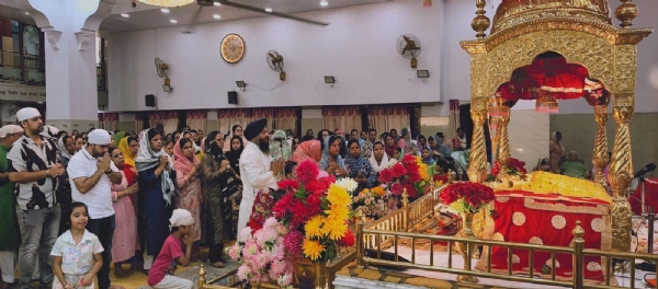 गुरुद्वारा में पाठ करते समुदाय के सदस्यगण