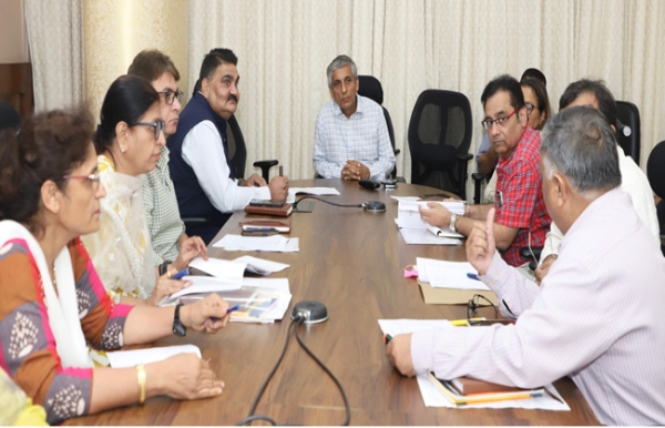 स्वास्थ्य विभाग के अतिरिक्त मुख्य सचिव बैठक लेते हुए