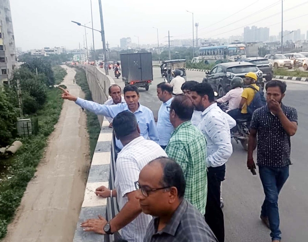गुरुग्राम में जलभराव वाले स्थानों का निरीक्षण करते निगमायुक्त प्रदीप दहिया।