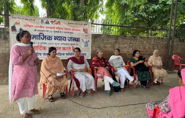 फतेहाबाद। सामाजिक न्याय जत्थे के दौरान महिलाओं को संबोधित करते जनवादी महिला समिति की पदाधिकारी।