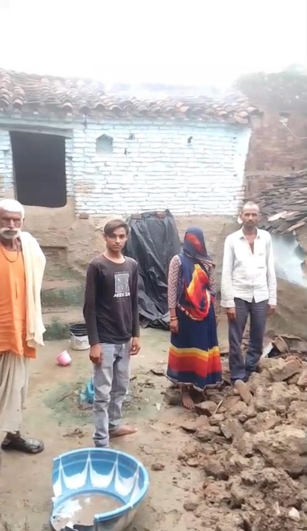 कच्चा मकान ढहने से परिवार हुआ बेघर