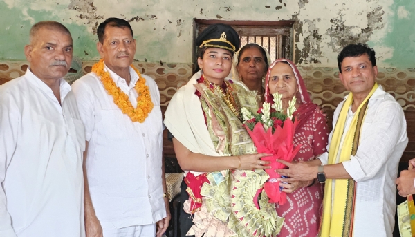 कैप्टन पूजा छिल्लर का अभिनंदन करते भाजपा नेता दिनेश कौशिक।