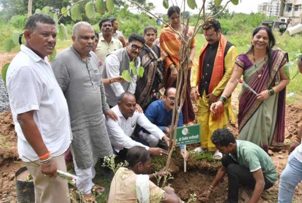 आवंटित हुए प्रधानमंत्री आवास, एक पेड़ मां के नाम का आयोजन