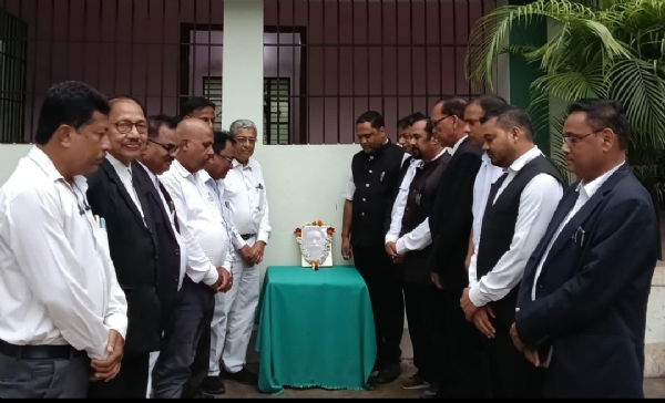 दिशोम गुरु शिबू सोरेन के निधन पर अधिवक्ताओं ने दी श्रद्धांजलि*