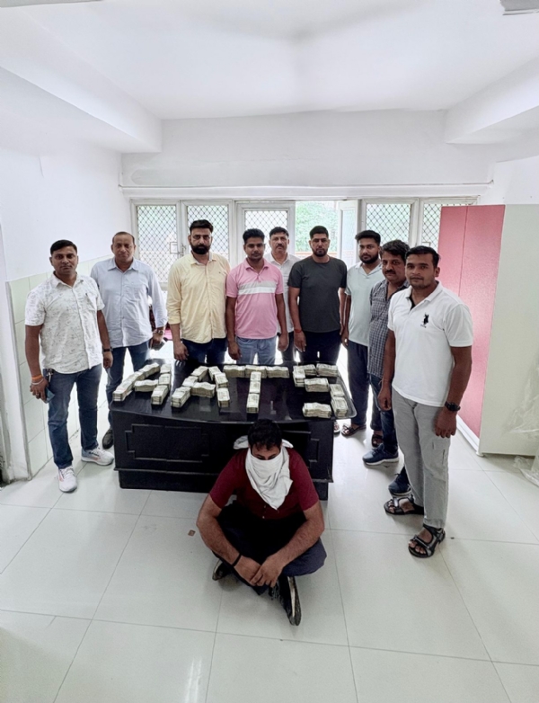 55 लाख की चोरी के मामले में पकड़े गए कर्मचारी की फोटो