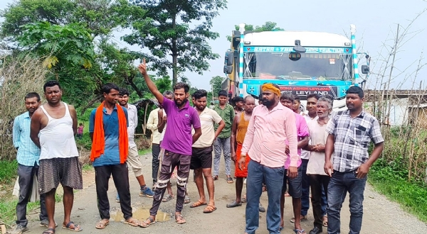 सड़क जाम करते ग्रामीण