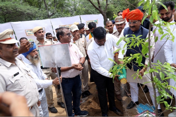 फतेहाबाद। जिला स्तरीय वन महोत्सव कार्यक्रम में पौधा रोपण करते कैबिनेट मंत्री कृष्ण बेदी।