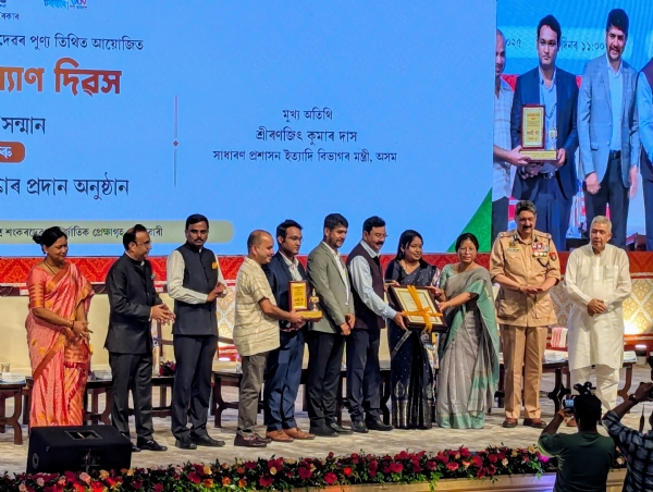 जिला आयुक्त पंकज चक्रवर्ती सहित तामुलपुर के चार अधिकारियों को मिला “कर्मश्री” पुरस्कार लोक कल्याण दिवस पर बीटीआर के आठ अधिकारी एवं कर्मचारी हुए सम्मानित ।