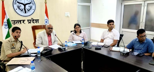 कानपुर में कलक्ट्रेट सभागार में सड़क सुरक्षा समिति की बैठक को संबोधित करते जिलाधिकारी जितेंद्र प्रताप सिंह का छायाचित्र