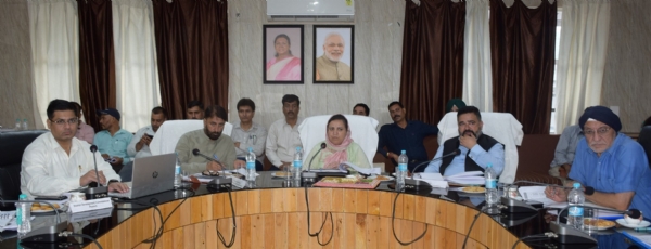 सकीना इत्तू ने पुंछ में स्वास्थ्य, समाज कल्याण और शिक्षा विभागों के कामकाज की समीक्षा की