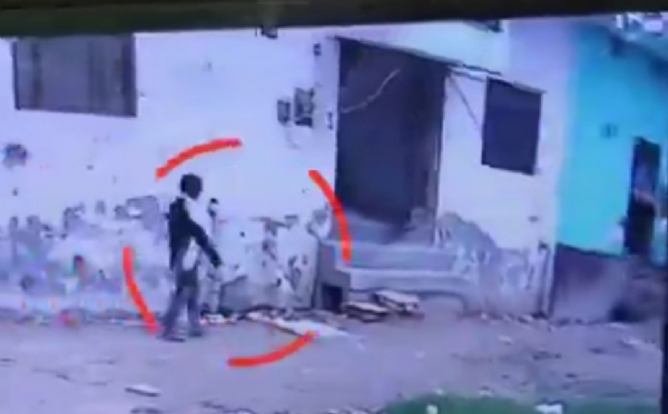 सीसीटीवी कैमरे की फूटेज में बच्चे को ले जाता युवक
