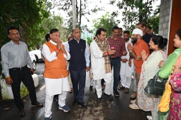 प्रदेश भाजपा प्रभारी श्रीकांत शर्मा का स्वागत करते हुए।