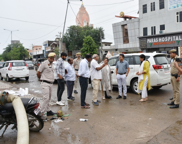 उपायुक्त ने जल निकासी व्यवस्था का जायजा लेने के लिए किया शहरी क्षेत्रों का दौरा