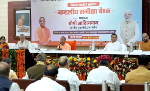 मुख्यमंत्री योगी आदित्यनाथ आगरा मंडल के जनप्रतिनिधियों के साथ साथ विकास कार्यों से संबंधित मंडलीय समीक्षा बैठक करते हुए।