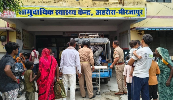 अहरौरा सीएचसी पर घायलों को लेकर पहुंची पुलिस।