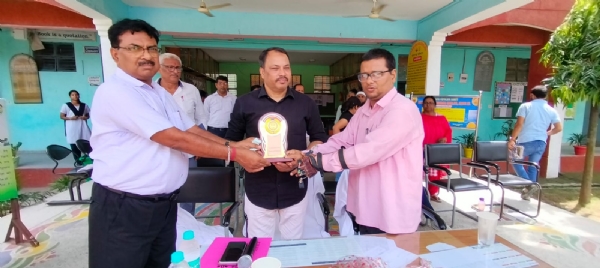 अररिया फोटो:डॉ अखिलेश कुमार को मोमेंटो प्रदान करते