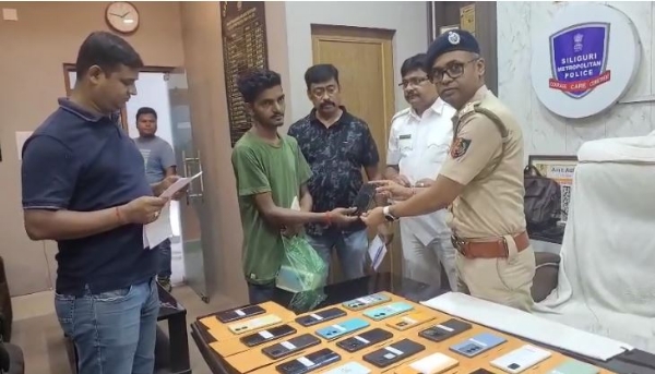 खोये हुए मोबाइल सौंपते भक्तिनगर पुलिस थाना प्रभारी अमित अधिकारी
