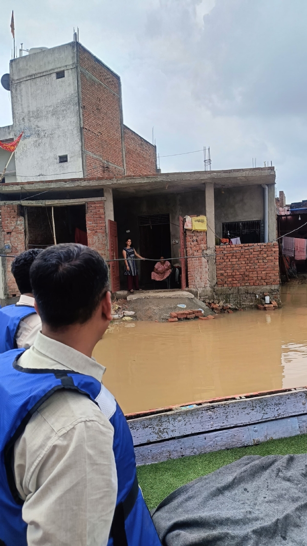 वाराणसी में बाढ़ राहत शिविर में मंडलायुक्त