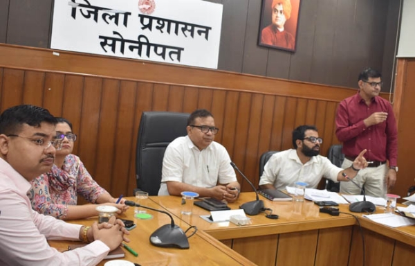 सोनीपत  उपायुक्त सुशील सारवान ने समाधान प्रकोष्ठ बैठक में समीक्षा करते हुए