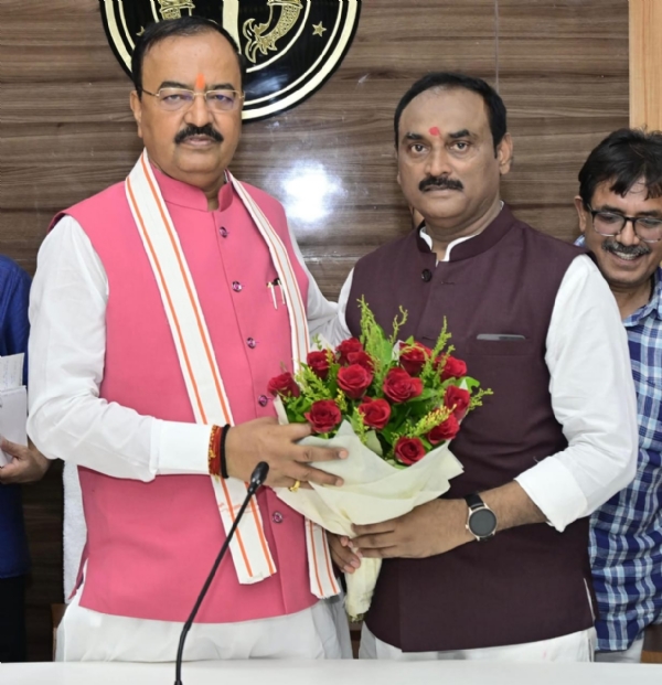 प्रयागराज के चन्द्रशेखर आजाद सर्किट हाउस में डिप्टी सीएम केशव प्रसाद मौर्य ने भाजपा प्रयागराज महानगर अध्यक्ष संजय गुप्ता से की मुलाकात, जन्म दिन की शुभकामना