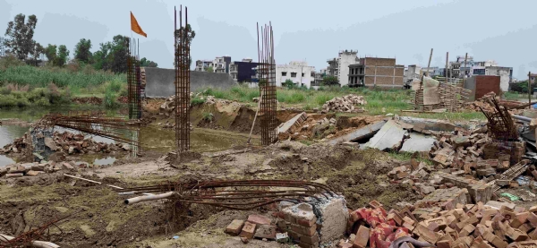बहादुरगढ़ में ओमैक्स सिटी के नजदीक कसार रोड पर डीटीपी द्वारा जेसीबी से तोड़े गए मंदिर के पिलर। 