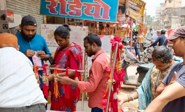 बाजार में राखी पसंद करती हुई बहने।